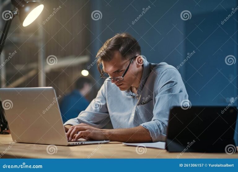 jeune travaillant sur un ordinateur portable