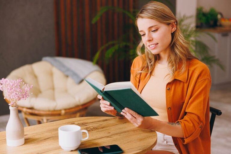 jeune utilisant le pass culture dans un cafe