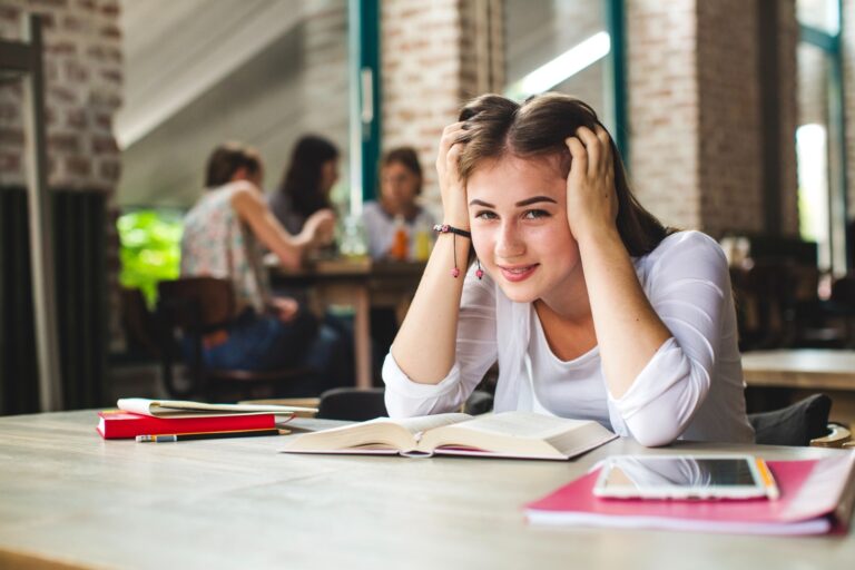 Quels sont les métiers qui recrutent sans diplôme ni expérience 57 jeunes professionnels au travail sans diplome