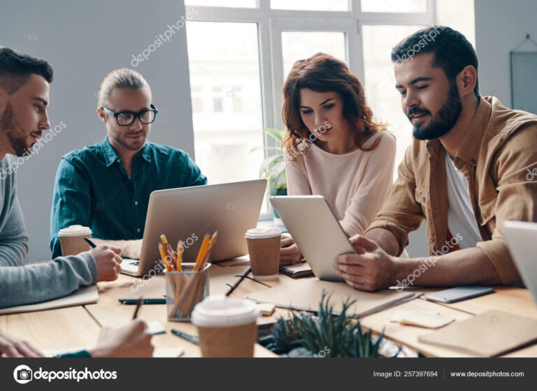 jeunes utilisant des technologies modernes ensemble