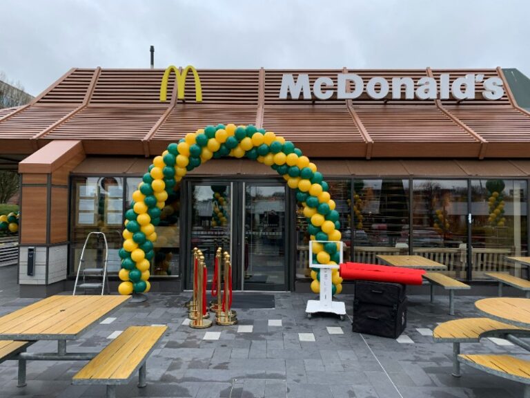 logo mcdonalds avec decoration festive