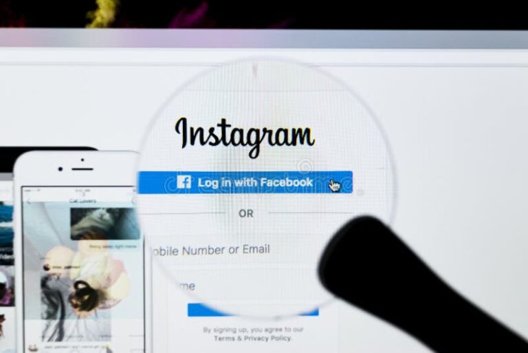 Comment Trouver Une Personne Sur Instagram Sans Connaître Son Nom 1 loupe sur un smartphone avec instagram ouvert