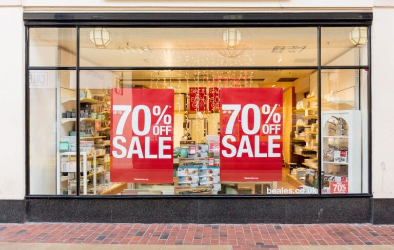 C'est quand la fin des soldes d'hiver en France cette année 1 magasin avec etiquette soldes dhiver