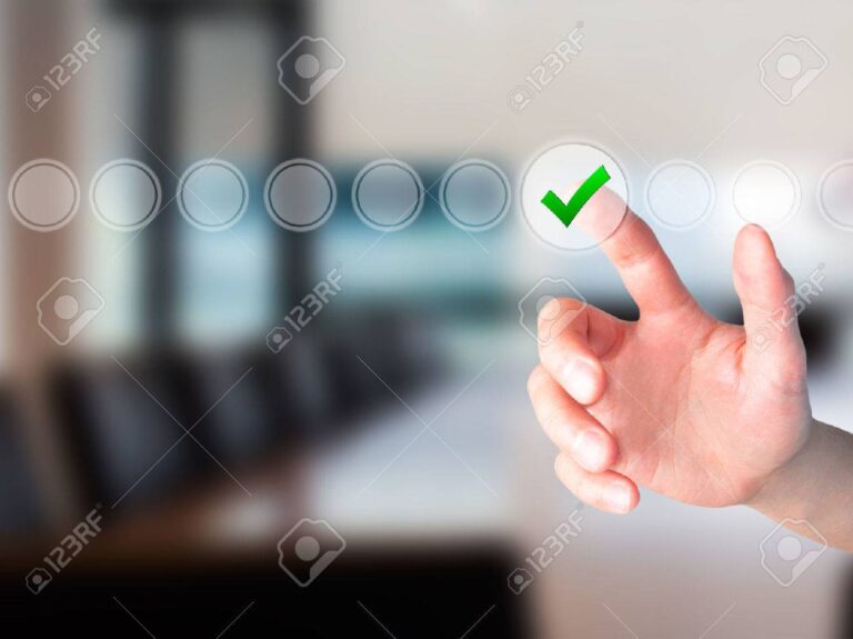 main appuyant sur un bouton numerique