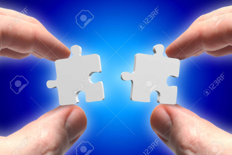 À quelles aides ai-je droit en tant que particulier en France 1 main tenant des pieces de puzzle