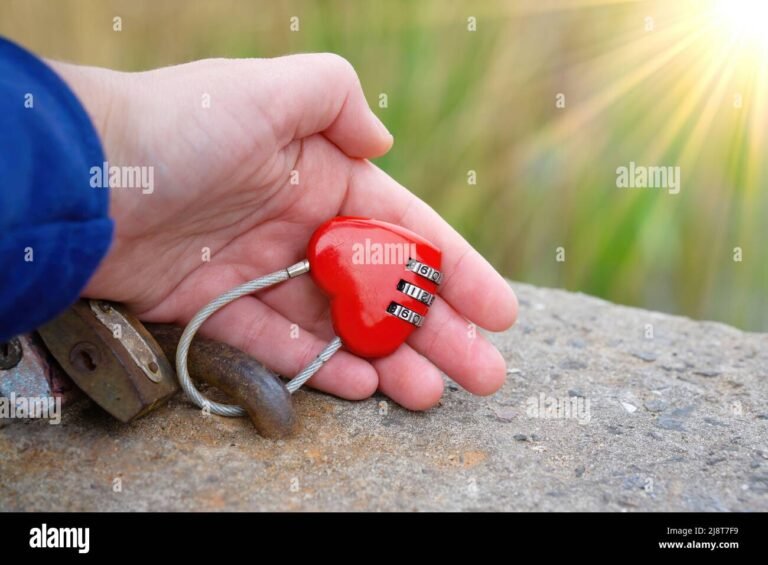 Pourquoi signer un engagement à n'exercer aucune activité professionnelle en France 2 main tenant un cadenas symbolisant lengagement