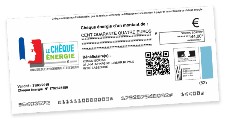 main tenant un cheque energie sur fond neutre