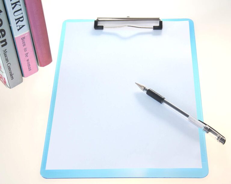 main tenant un document avec une pince