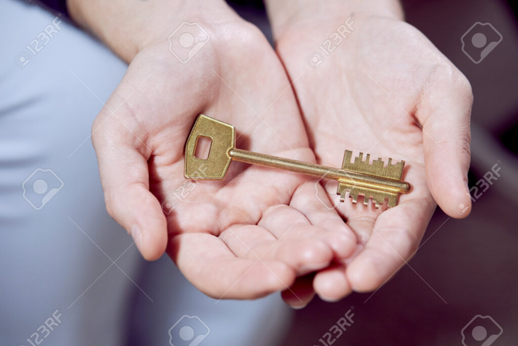 main tenant une cle en or