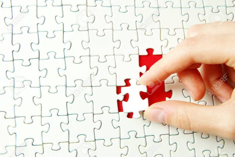 Comment investir dans une entreprise sans y travailler efficacement 1 main tenant une piece de puzzle