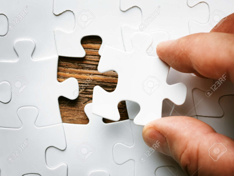main tenant une piece de puzzle manquante