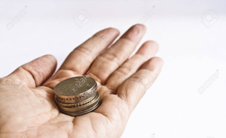main tendue avec des pieces de monnaie