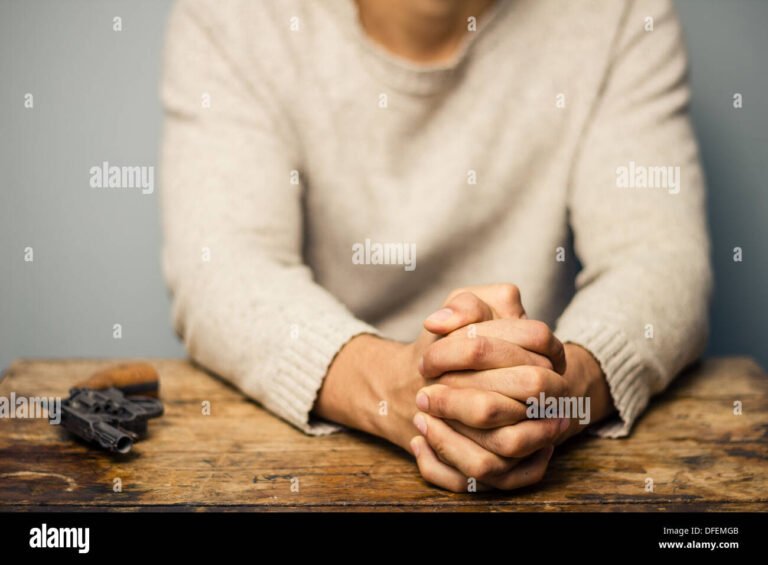 Comment une prière peut-elle protéger votre emploi au travail 2 mains jointes en priere au bureau