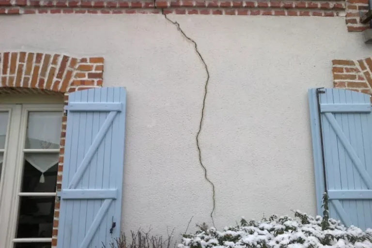 maison avec fissures visible sur le mur