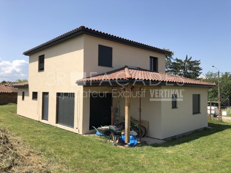 maison avec panneau vide et protection