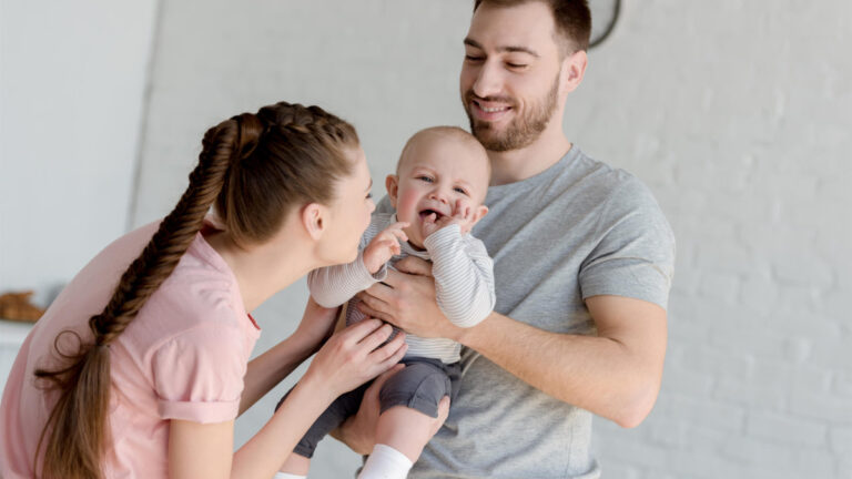 mere avec bebe echange affectueux