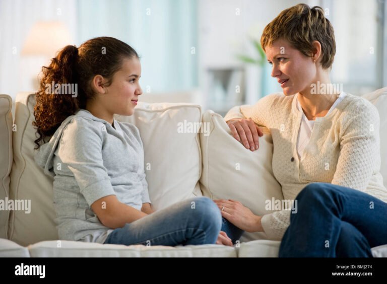 mere et fille en conversation intense