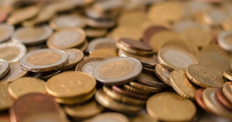 montagne de pieces de monnaie symbolisant les impots