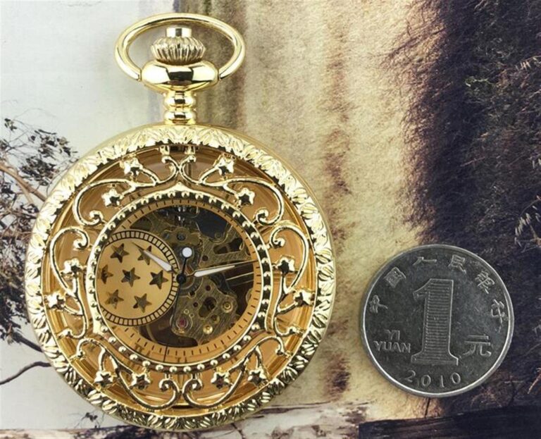 montre dhorloge avec des pieces de monnaie