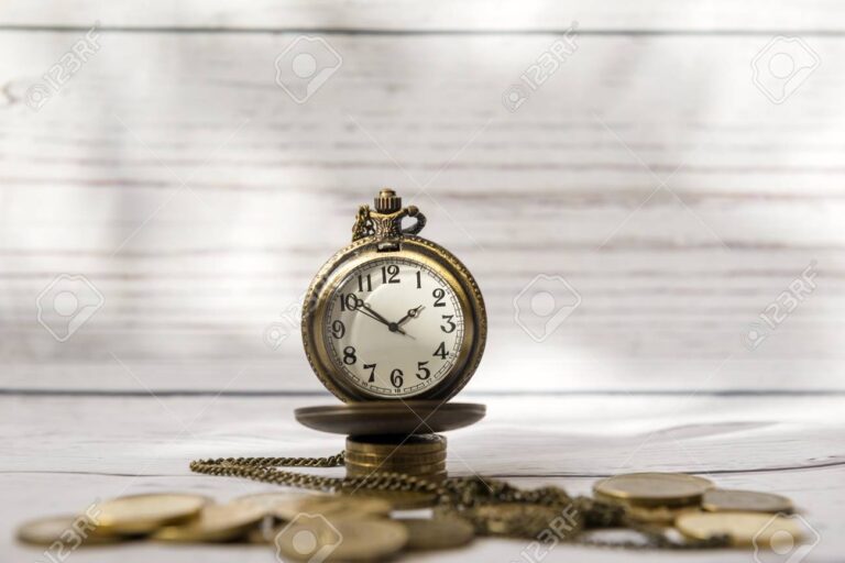 Comment calculer le délai de carence pour les allocations Pôle Emploi 1 montre une horloge avec des pieces de monnaie