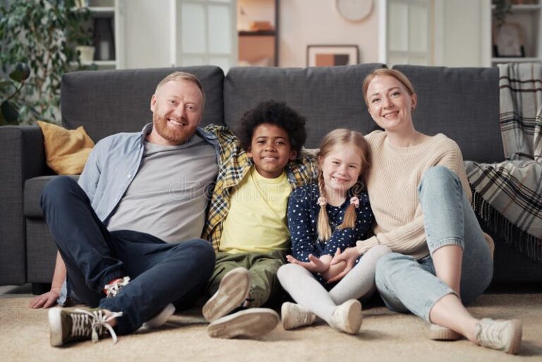 parents au foyer avec enfants heureux