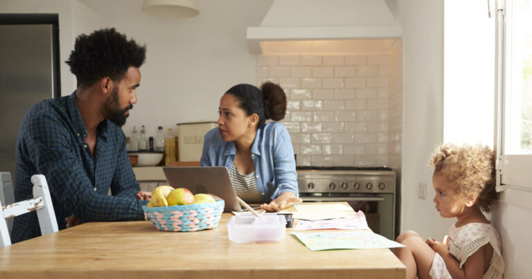 parents discutant en presence dun enfant