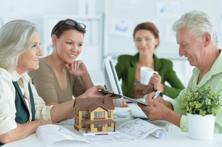 parents et enfants discutant dun projet immobilier