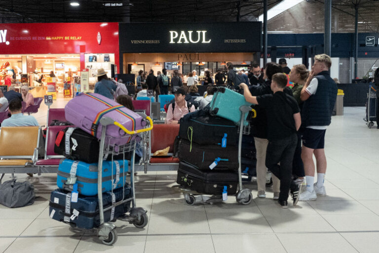 passagers a laeroport avec leurs bagages