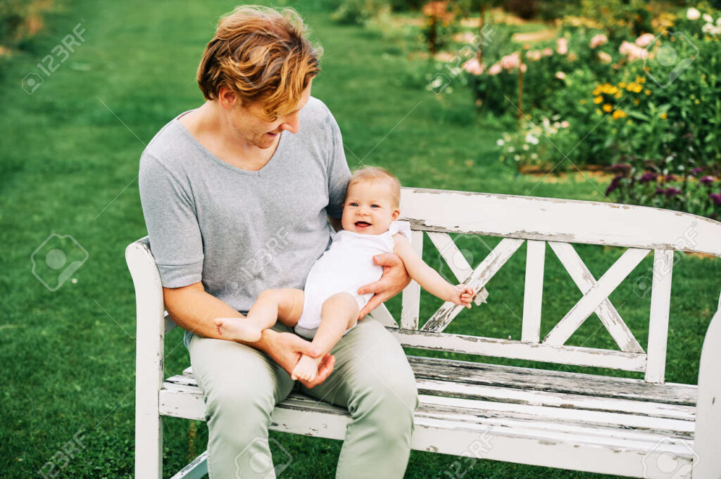 Comment un père sans papier peut-il obtenir des droits pour son bébé né en France 1 pere tenant son bebe dans un parc