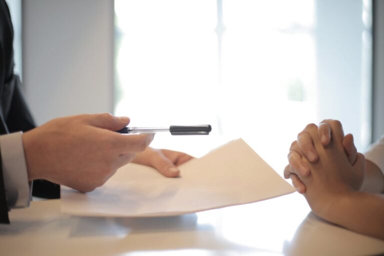 personne attendant un document avec impatience