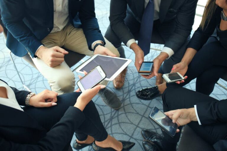 Comment formuler "je me tiens à votre disposition" dans un e-mail professionnel 1 personne au telephone en reunion professionnelle