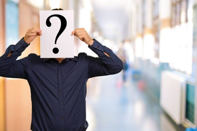 personne cherchant des informations en ligne