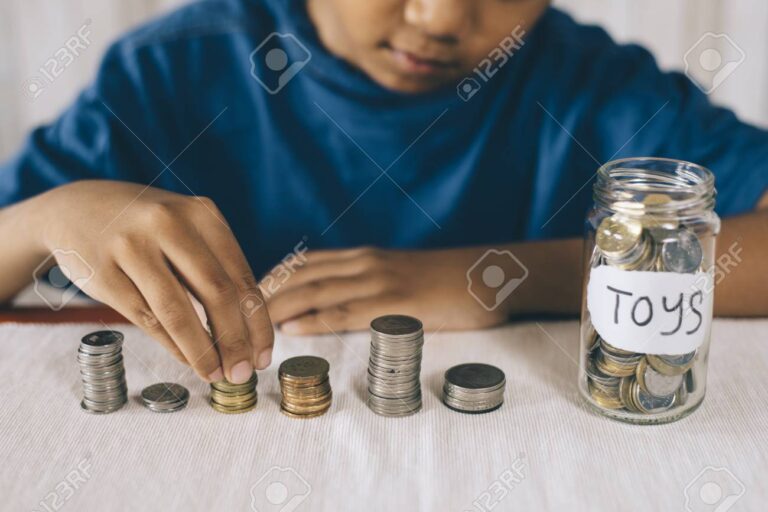 personne comptant des pieces de monnaie