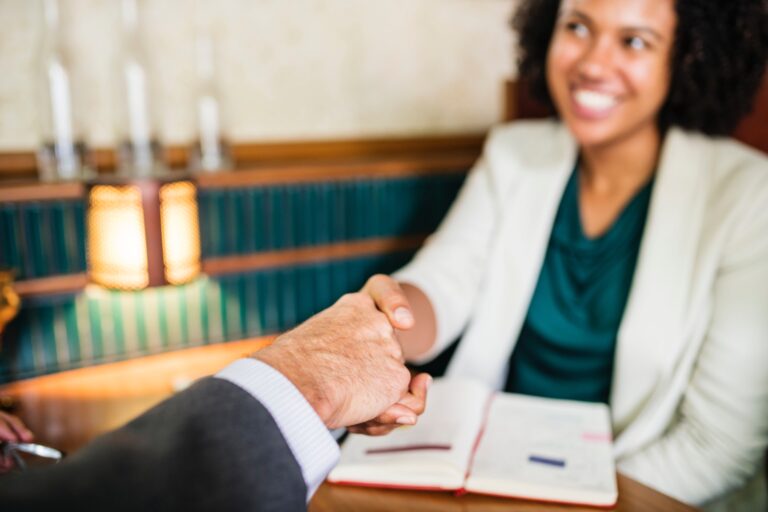 personne consultant son avis pole emploi