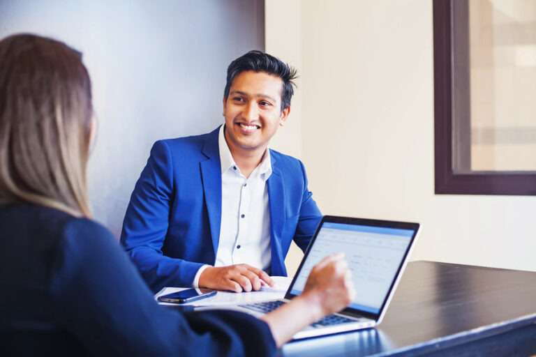 personne consultant son espace pole emploi