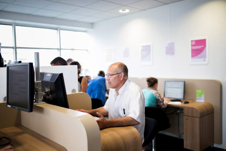 personne devant un ordinateur avec pole emploi