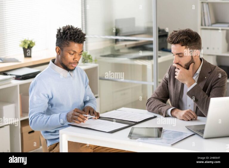 personne discutant avec un avocat attentif