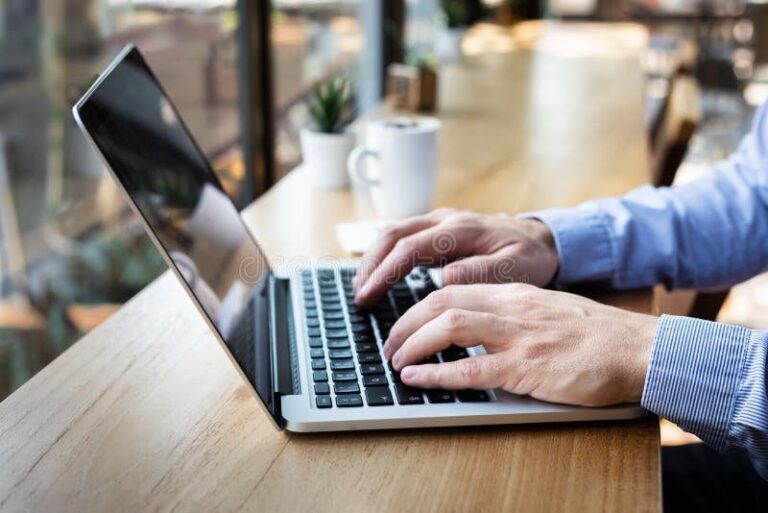 personne ecrivant un email sur un ordinateur