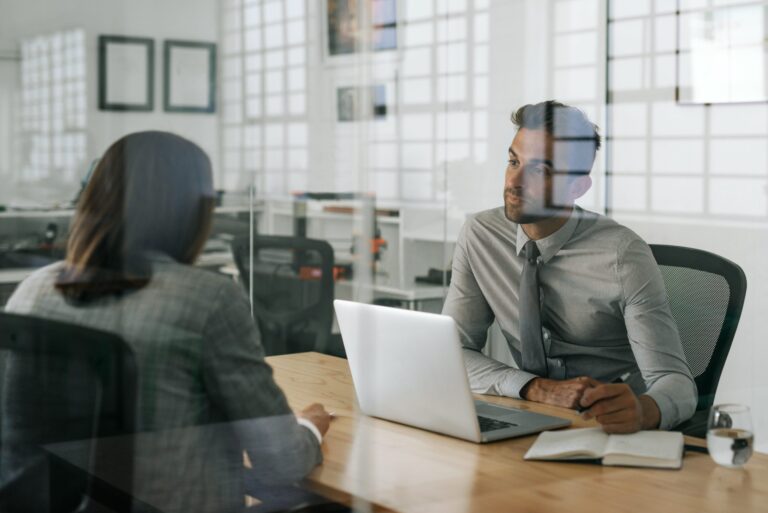 personne en reflexion devant un bureau administratif