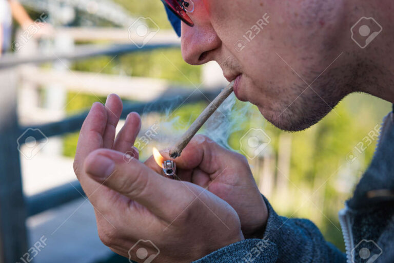 personne fumant un joint de cbd en plein air