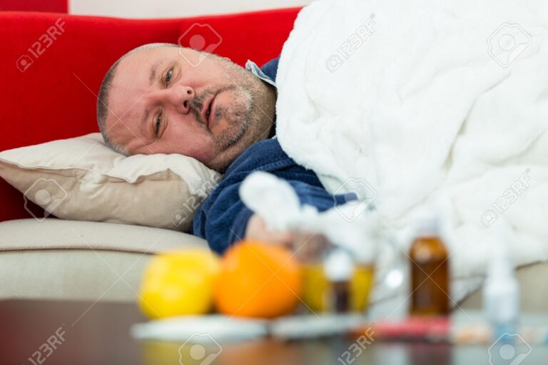 personne malade au lit avec des medicaments