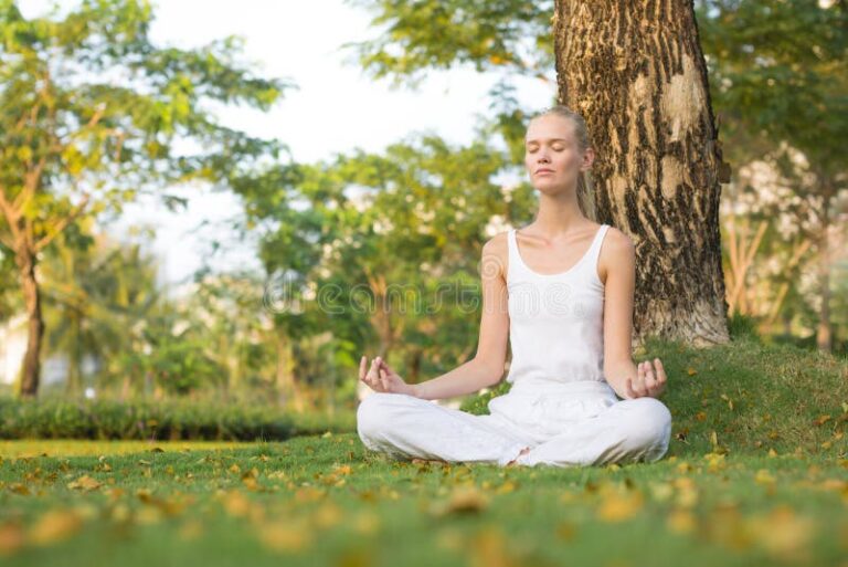 personne meditant dans un parc tranquille