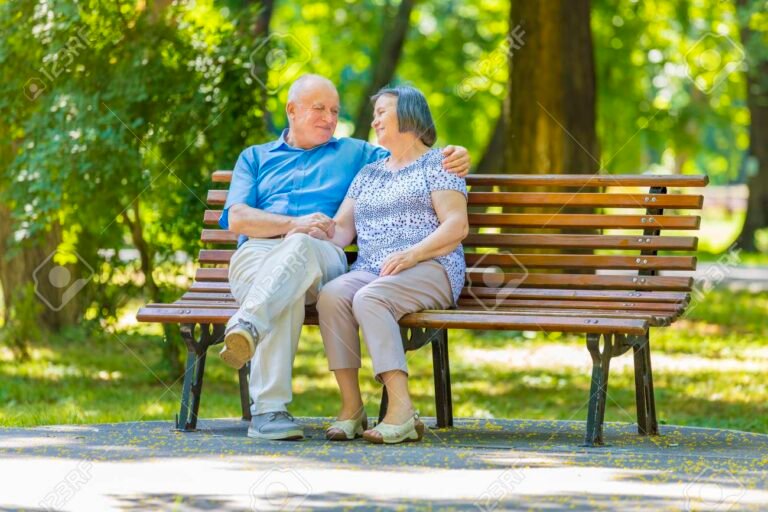 Pourquoi parle-t-on seul à voix haute et quels en sont les bénéfices 2 personne parlant seule dans un parc