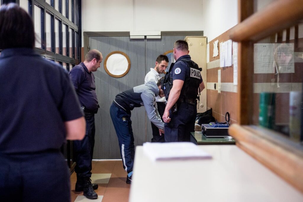 Que faire si vous recevez une convocation de la police sans motif 1 personne perplexe devant un poste de police