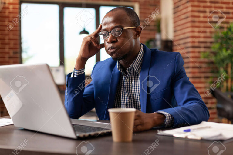 personne reflechissant devant un ordinateur