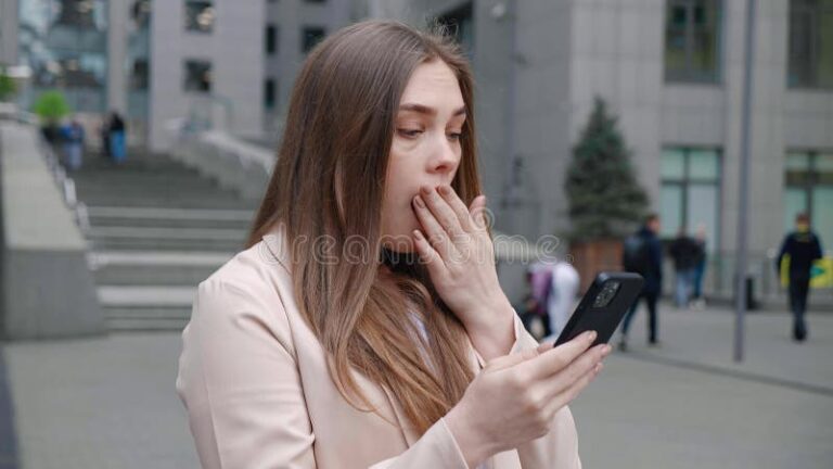 Comment savoir si vous êtes victime d'usurpation d'identité 1 personne regardant son telephone avec inquietude