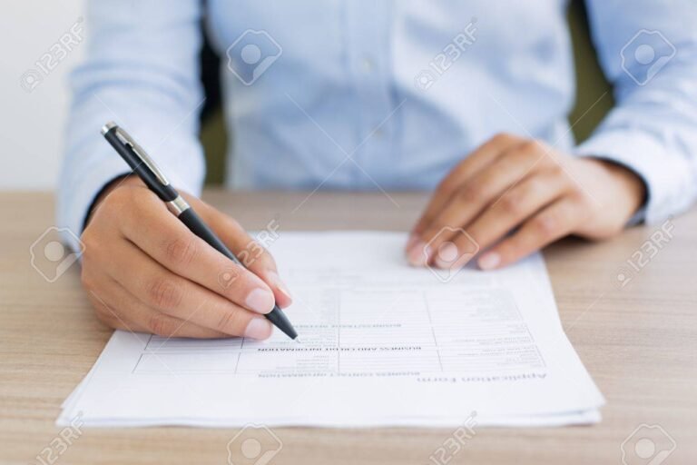 personne remplissant un formulaire administratif 1