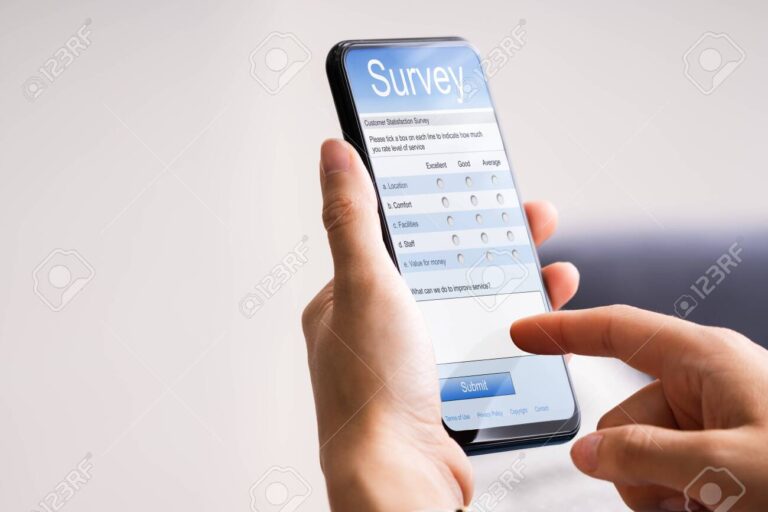 personne remplissant un formulaire en ligne