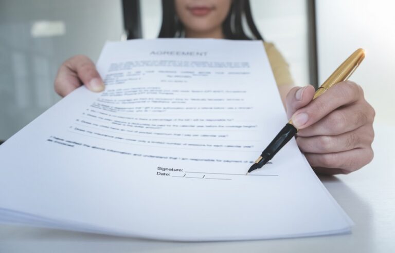Comment effectuer une nouvelle embauche après une rupture conventionnelle 50 personne signant un contrat de travail