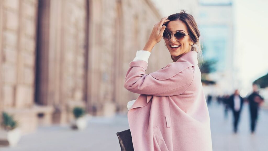 personne souriante avec un style elegant